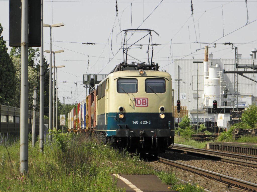 DB 140 423-5 mit einem Containerzug durch K�nigswinter am 7.5.2011. Sowie die 140 aussieht kennt sie wohl doch eine Waschanlage ^^