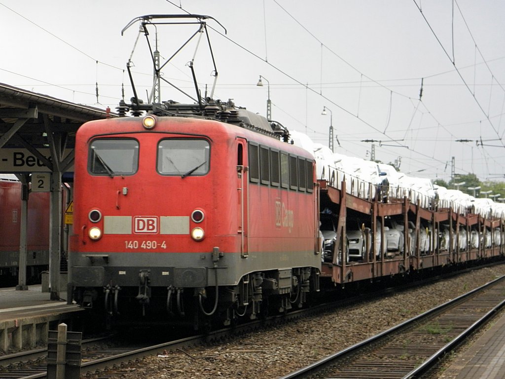 DB 140 490-4 mit dem Audi Zug in Beuel am 18.7.2011
