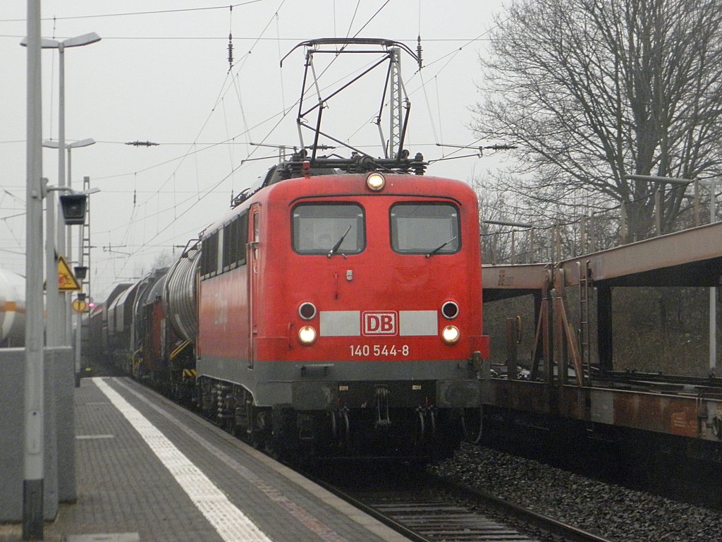 DB 140 544-8 mit einem Gemischten G�terzug durch Beuel am 24.2.2011