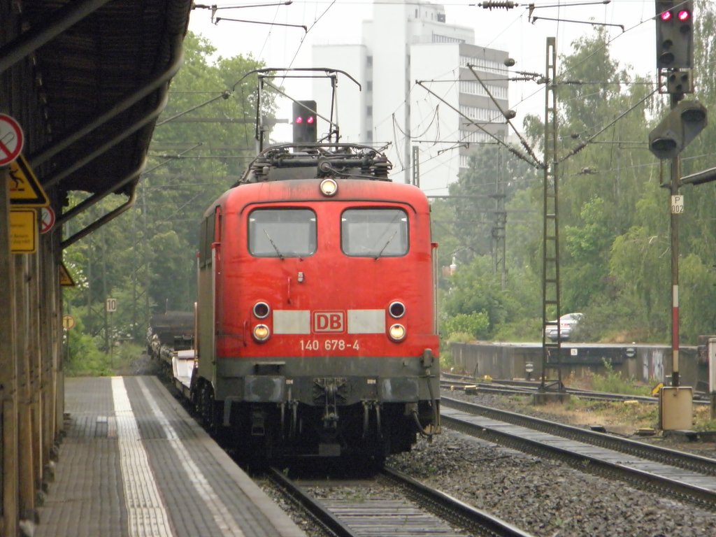 DB 140 678-4 mit einem G�terzug in Beuel am 20.5.2011