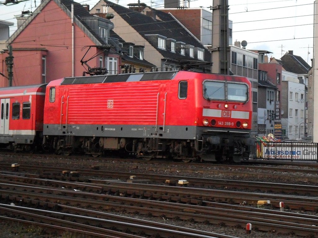 DB 143 288-9 mit S-Bahnwagen im K�lner Hbf am 20.11.10