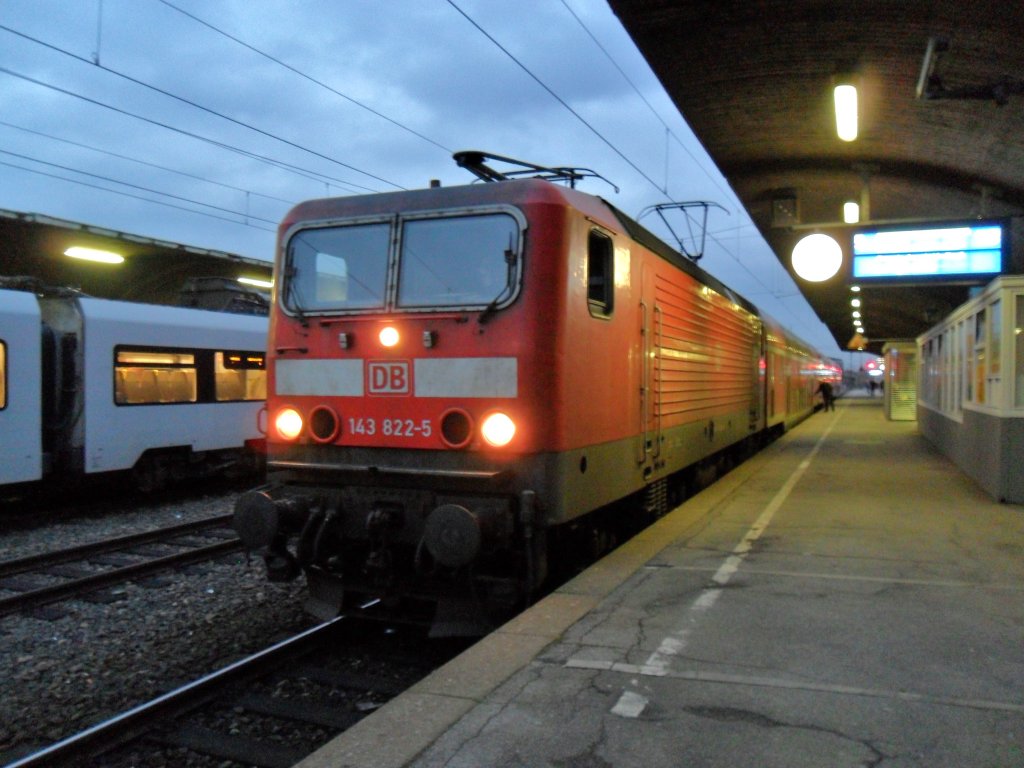 DB 143 822-5 mit dem RB27 im Bahnhof K�ln Messe Deutz am 18.11.10