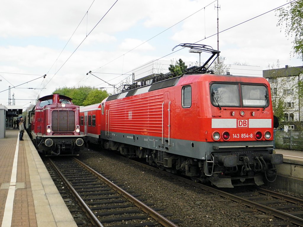 DB 143 854-8 mit der S1 und 212 007-5 mit dem Sonderzug in Essen Steele am 16.4.2011