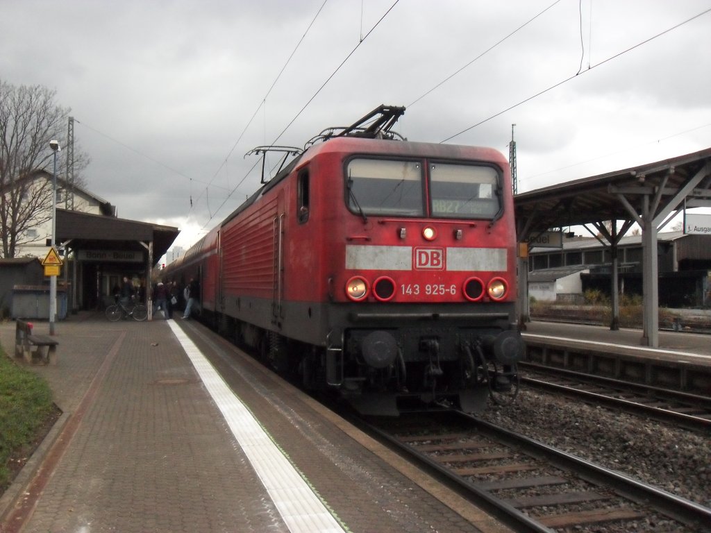 DB 143 925-6 mit einem seltenen Gast in Beuel am 8.11.10.