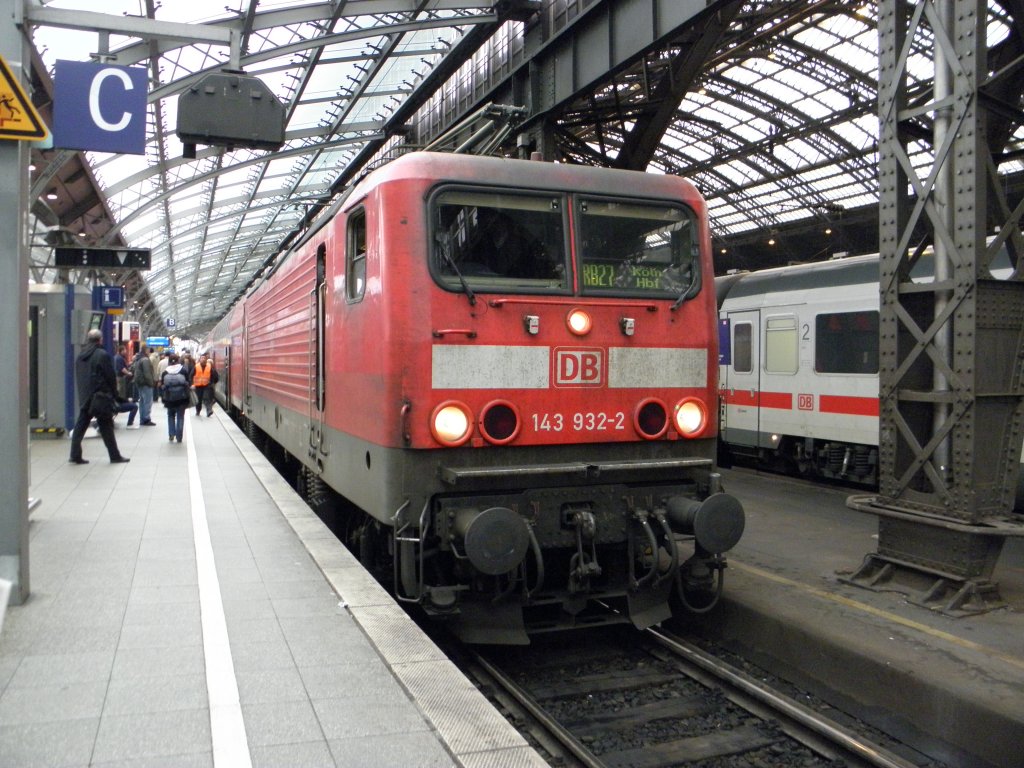 DB 143 932-2 mit dem RB27 im K�lner Hbf am 11.12.10