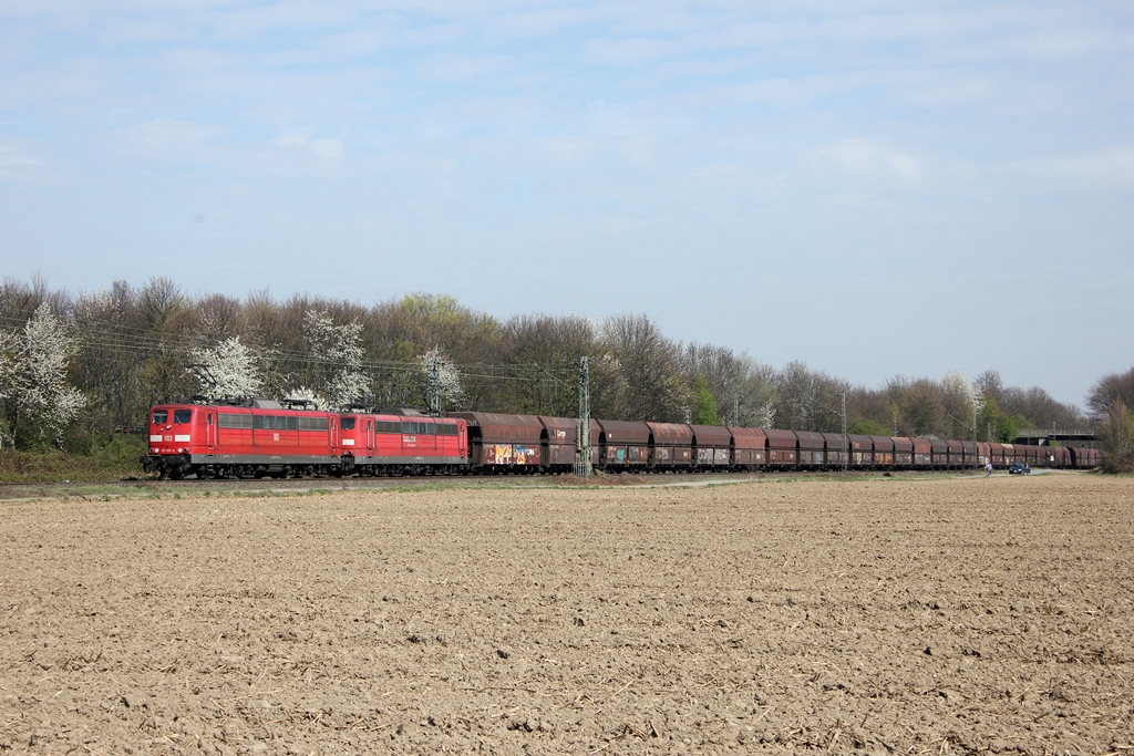 DB 151 015-5 und DB 151 088-2 in Vilich-M�ldorf am 3.4.2012