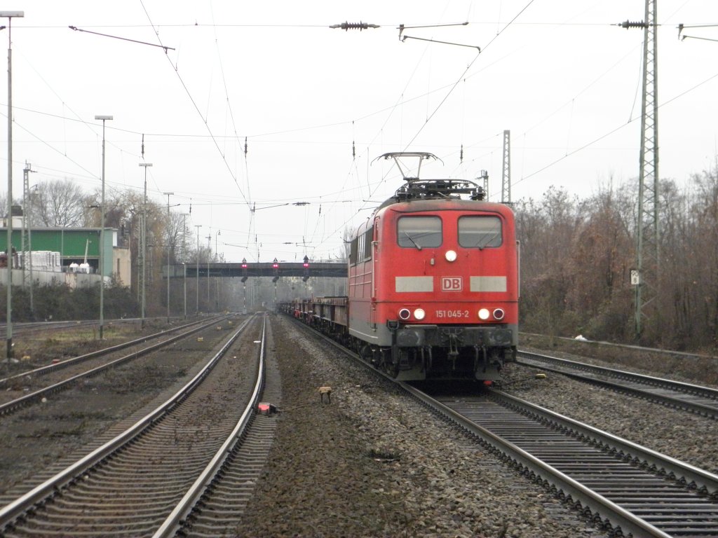 DB 151 045-2 mit Rungenwagen in Beuel