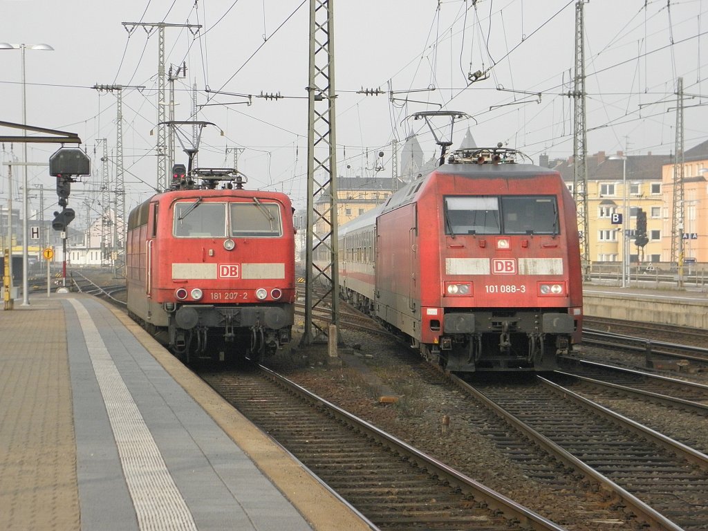 DB 181 207-2 neben 101 088-3 mit einem IC nach Luxemburg in Koblenz hbf am 5.3.2011