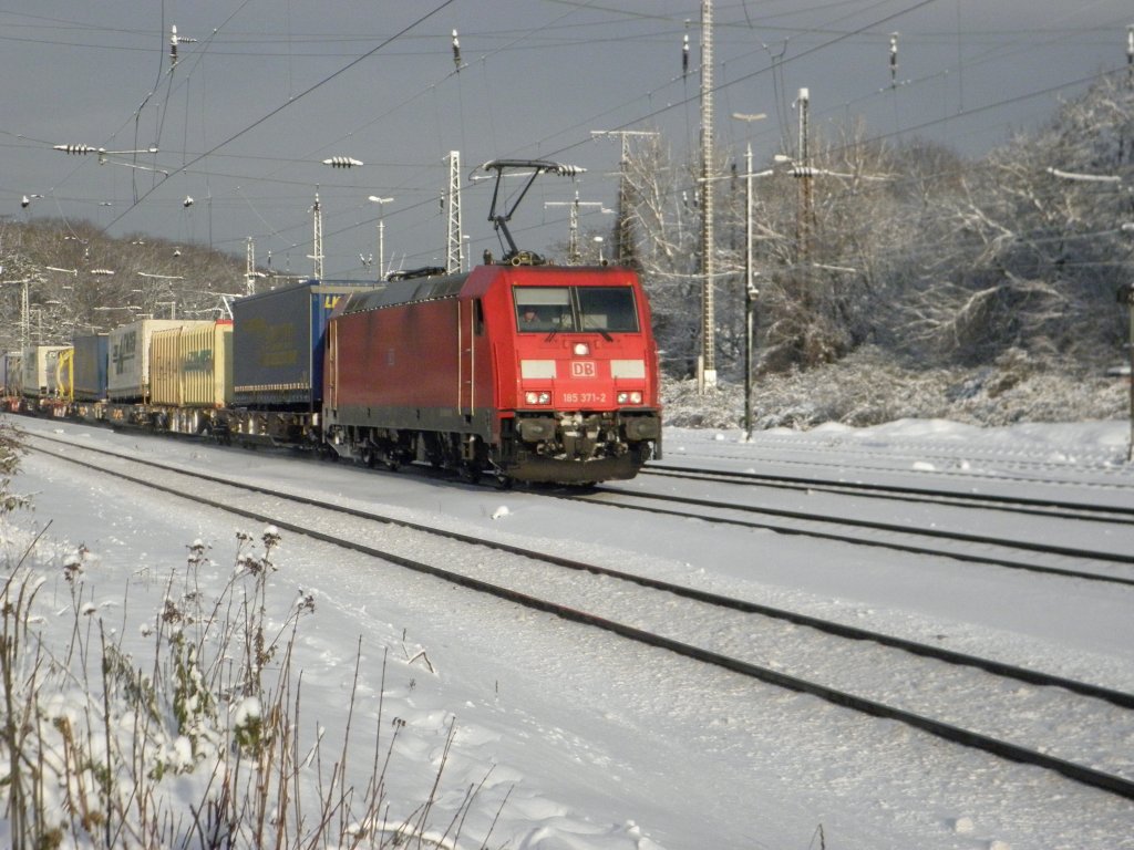 DB 185 371-2 mit einem G�terzug in K�ln West am 18.12.10