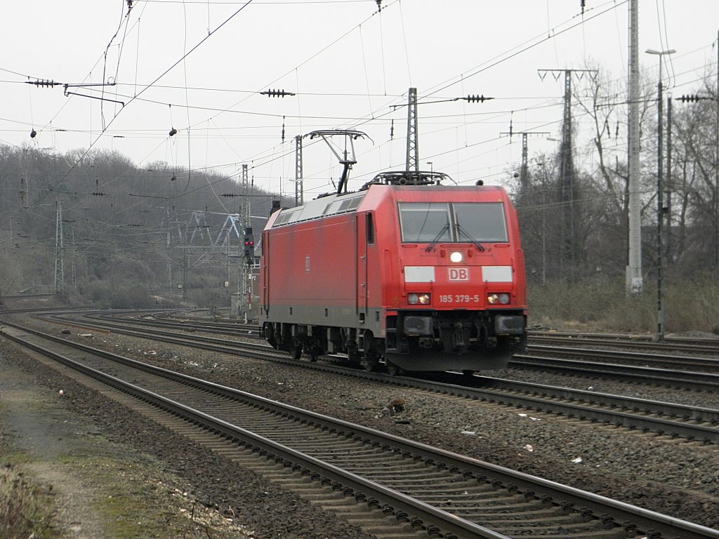 DB 185 379-5 f�hrt solo durch K�ln West am 19.2.2011. Gru� an den Tf