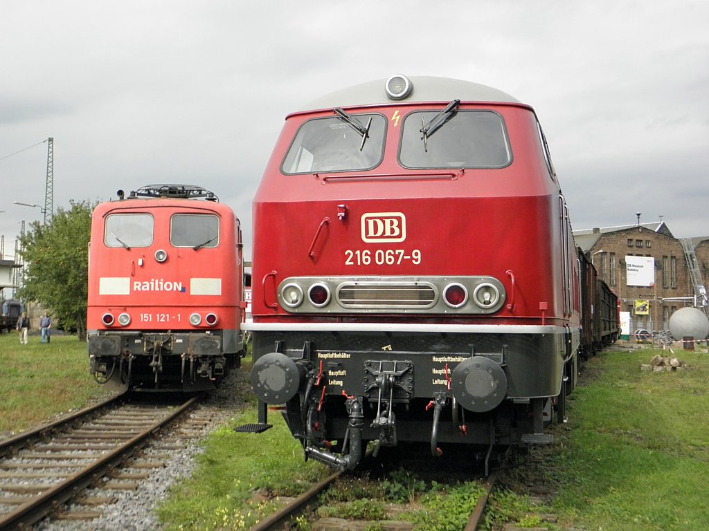 DB 216 067-9 neben Railion 151 121-1 in Koblenz L�tzel am 17.9.2011