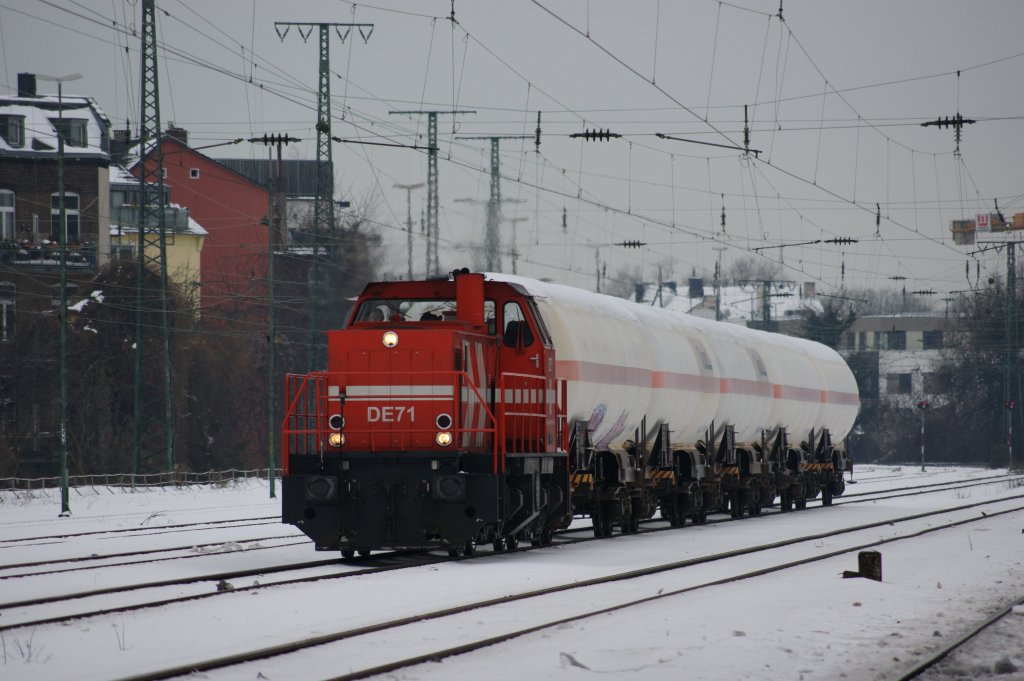 DE 71 von der HGK (H�fen-G�terverkehr K�ln) bei der Durchfahrt mit einem Kesselwagenzug in K�ln-West am 28.12.2010.