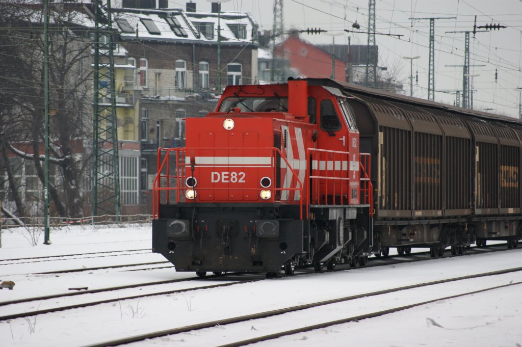 DE 82 von der HGK (H�fen-G�terverhehr K�ln)  bei der Durchfahrt mit einem gemischten G�terzug in K�ln-West am 28.12.2010.