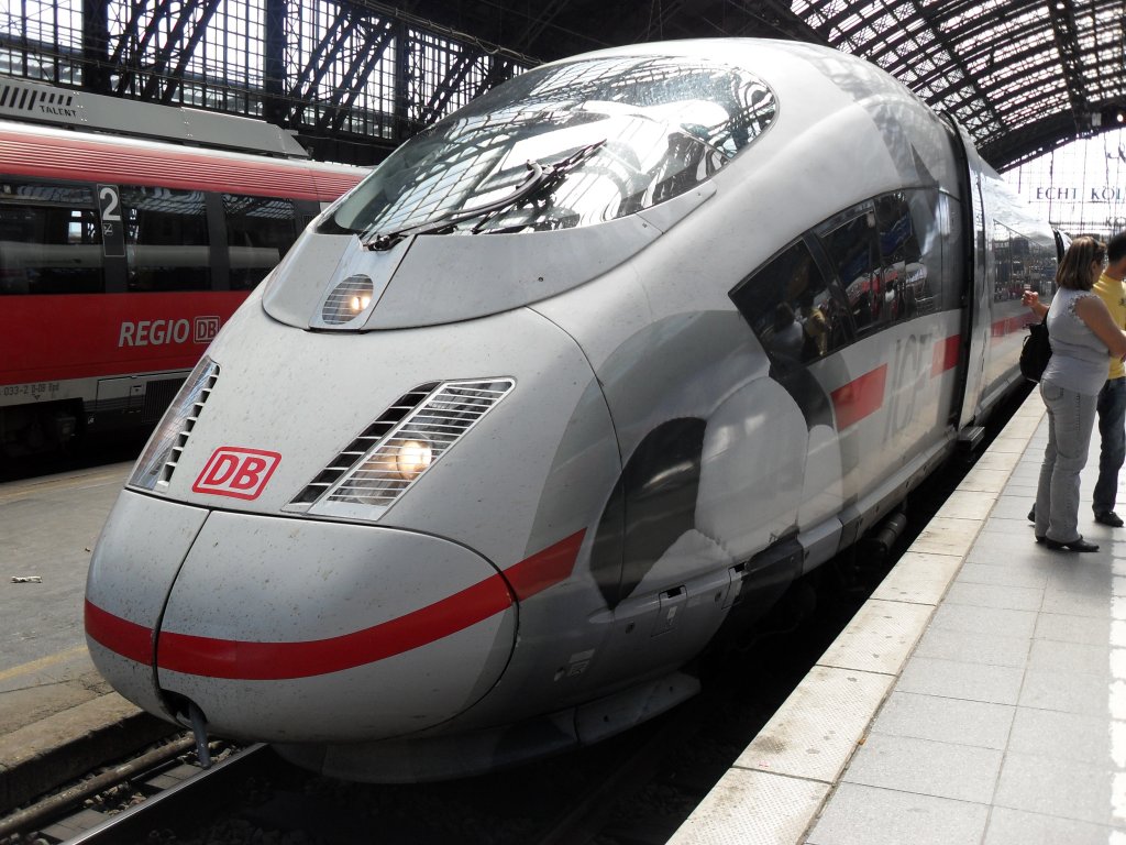 Der ICE 3 mit Fu�b�llen drauf im K�lner Hbf am 4.6.10