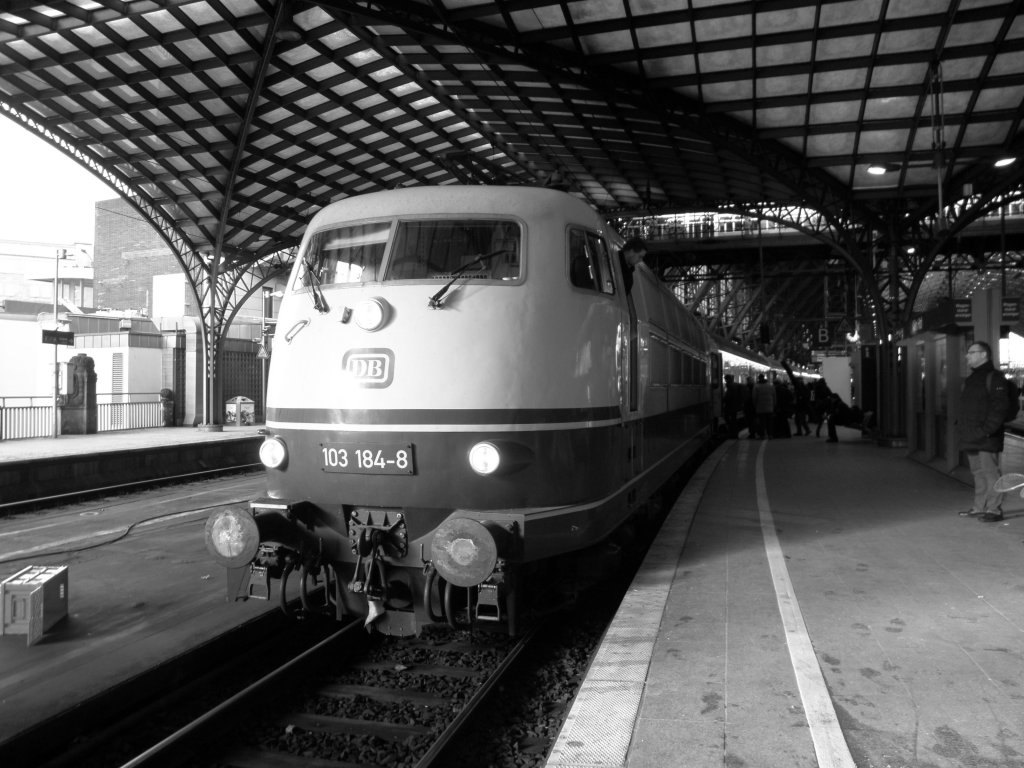Der Star aus den 70er kehrt zur�ck in den Hochwertigen IC Dienst die Baureihe 103. Das Bild ist im K�lner Hbf entstanden.