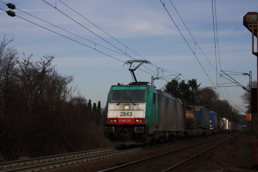 Die Cobra 2843 kommt mit einem gemischten Containerzug von Aachen-West nach Montzen/Belgien am Gemmenicher-Weg hoch.
20.3.2011