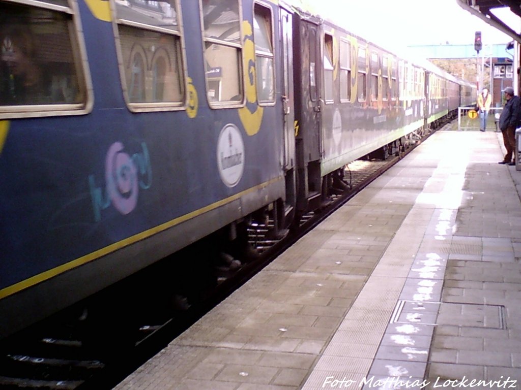 Die Sonderzugwagen (Panoramawagen) bei der Ausfahrt ausm Bahnhof Bergen auf Rgen am 27.10.12