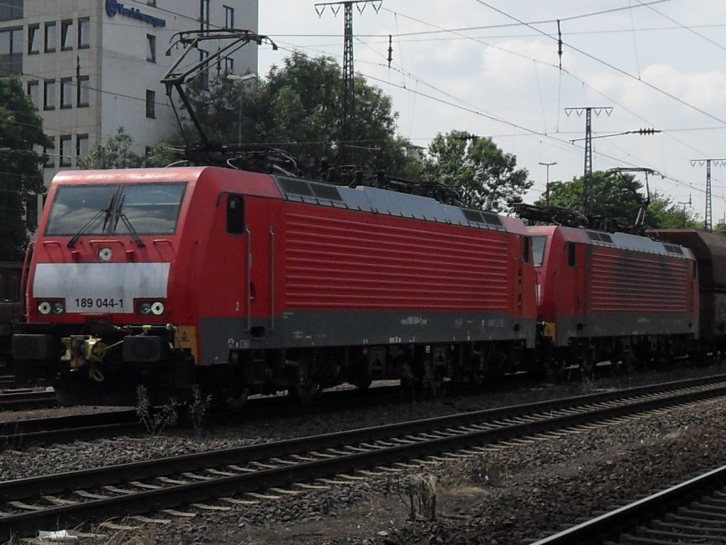 Doppeltraktion Br 189 mit einem Erzzug durch K�ln West am 26.6.10