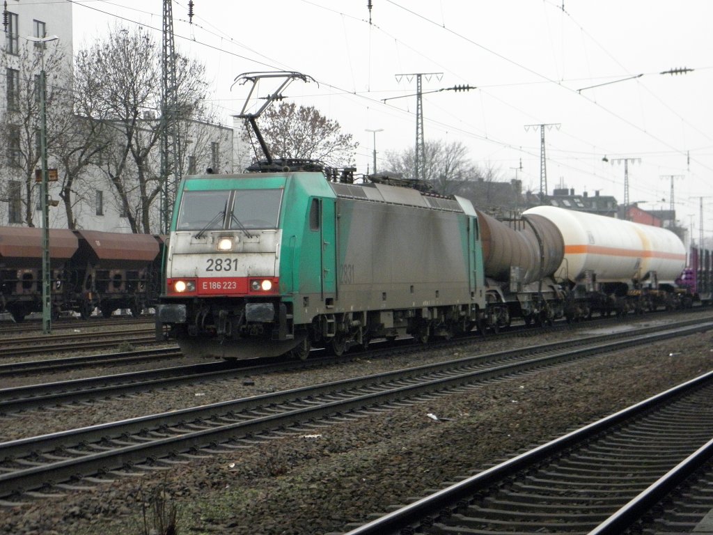 E 186 223 (2831) mit einem G�terzug in K�ln West am 22.1.11