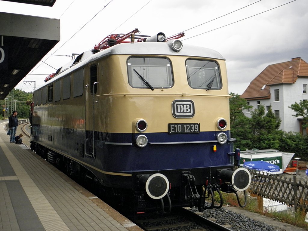 E10 1239 in Altenbeken am 2.7.2011. Gru� an das Br 103 EV. Team