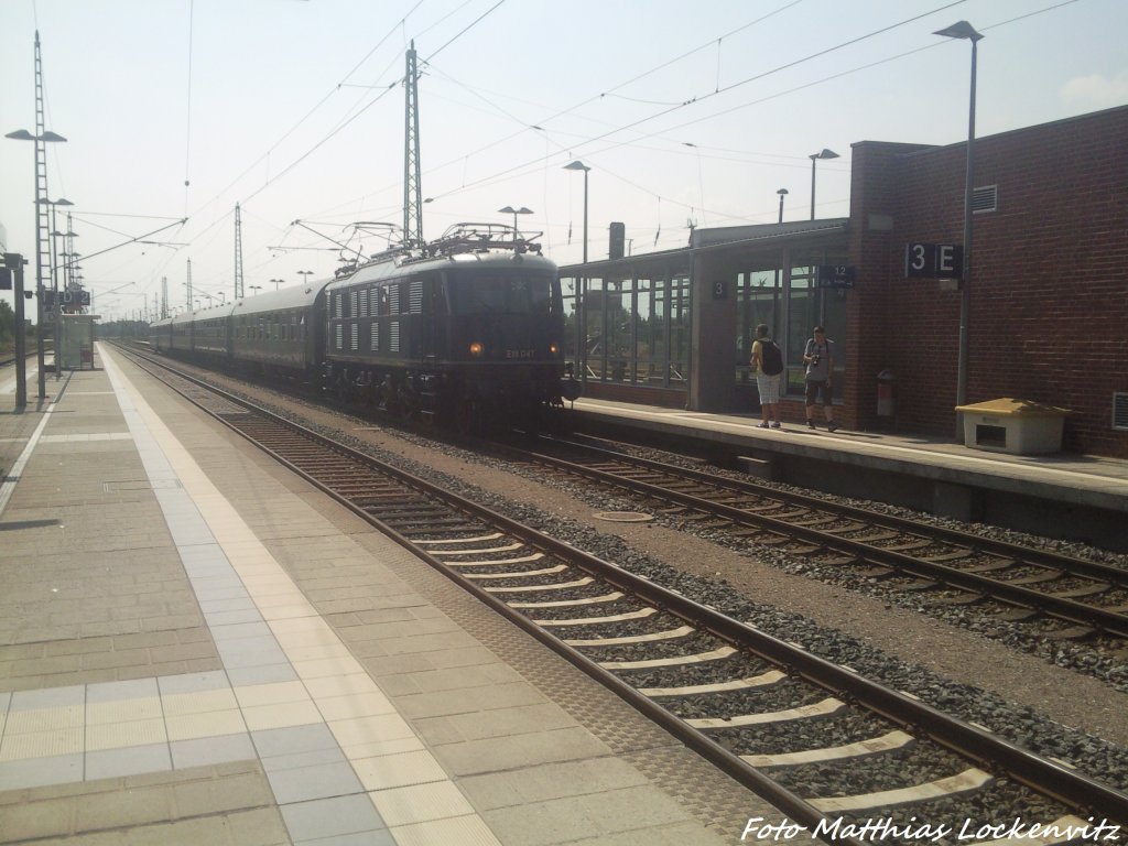 E18 mit dem Strtebekerzug im Bahnhof Bergen auf Rgen am 27.7.13