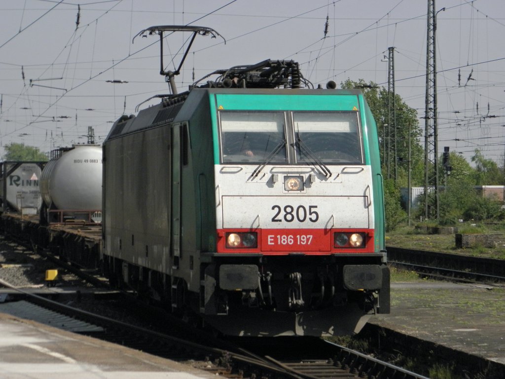 E186 197 (2805) in Krefeld Hbf am 4.4.2011