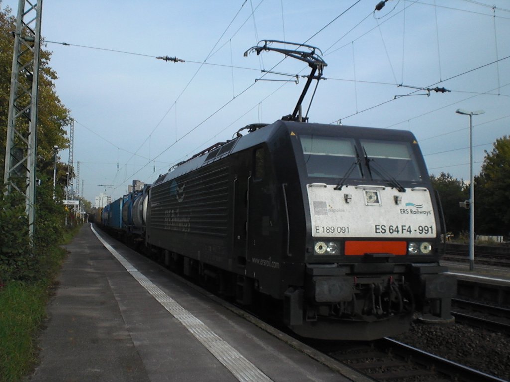 E189 091 von ERS Railways mit einem Containerzug bei der Durchfahrt in Bonn-Beuel am 23.10.2010.
