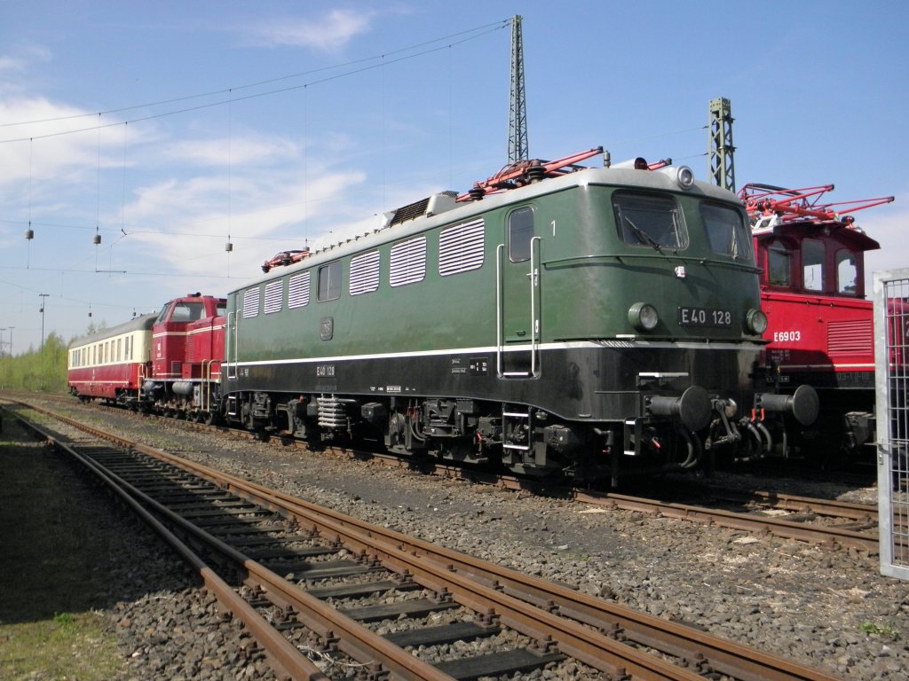 E40 128 mit einer V65 aus Bochum Dahlhausen und im Hintergrund ein TEE Salonwagen im DB Museum Koblenz L�tzel am 9.4.2011