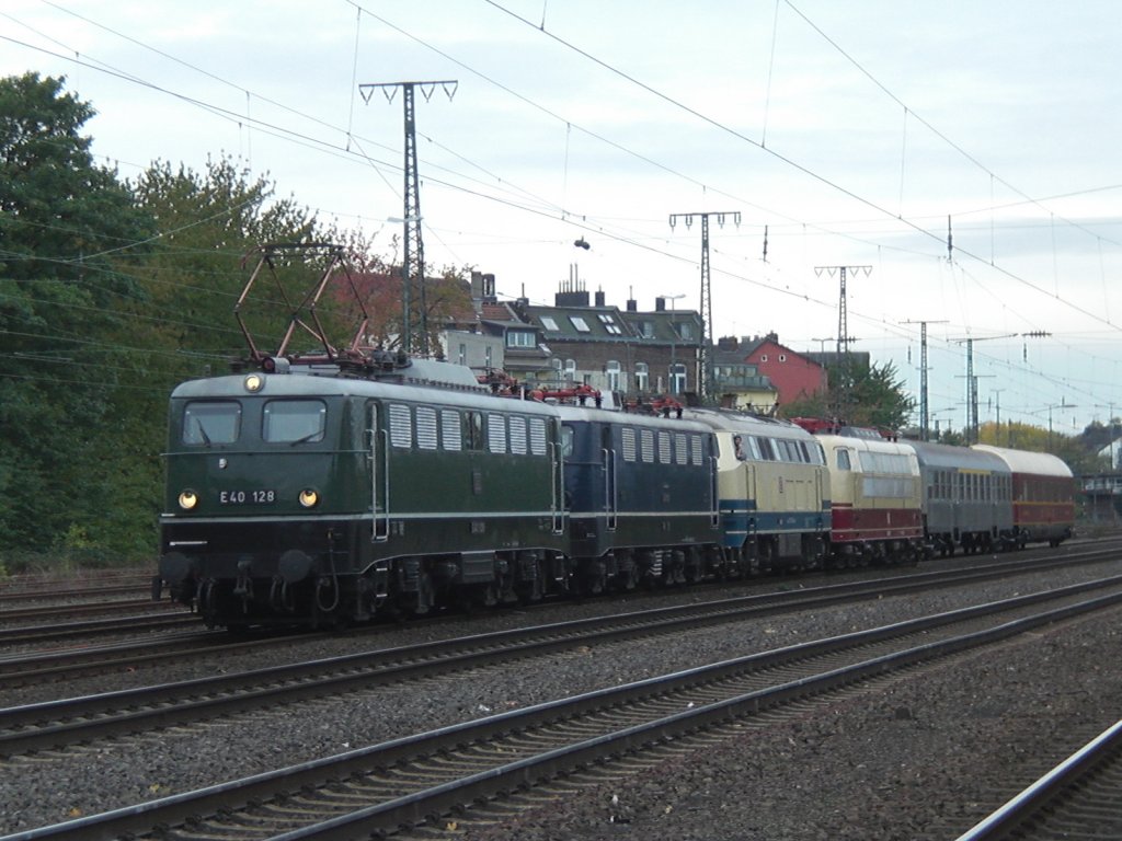E40 128 zog am 22.10.2010 einem historischen Lokzug in K�ln-West mit diesen Loks: E40,217 014-0,103 113-7 und noch zwei alten Wargongs.