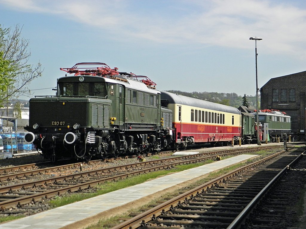 E93 07 mit einem TEE Rheingold Wagen und eine E50 im Hintergrund im DB Museum Koblenz L�tzel am 9.4.2011