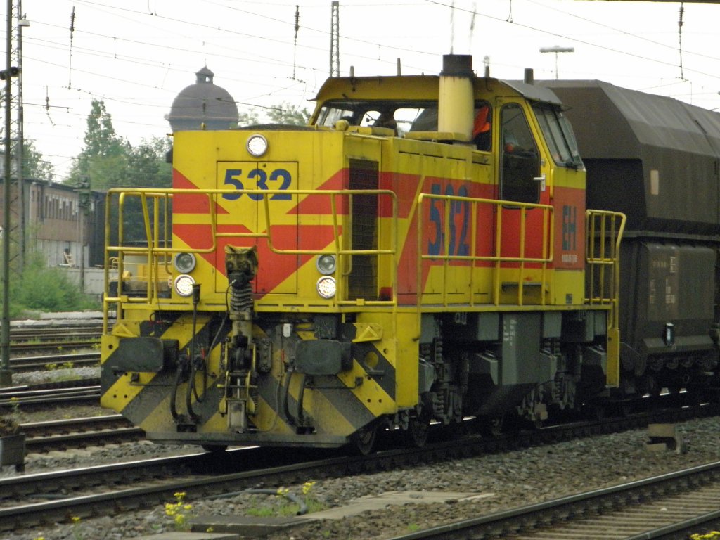 EH 532 mit einem Kohlezug durch Duisburg Entenfang am 28.4.2011