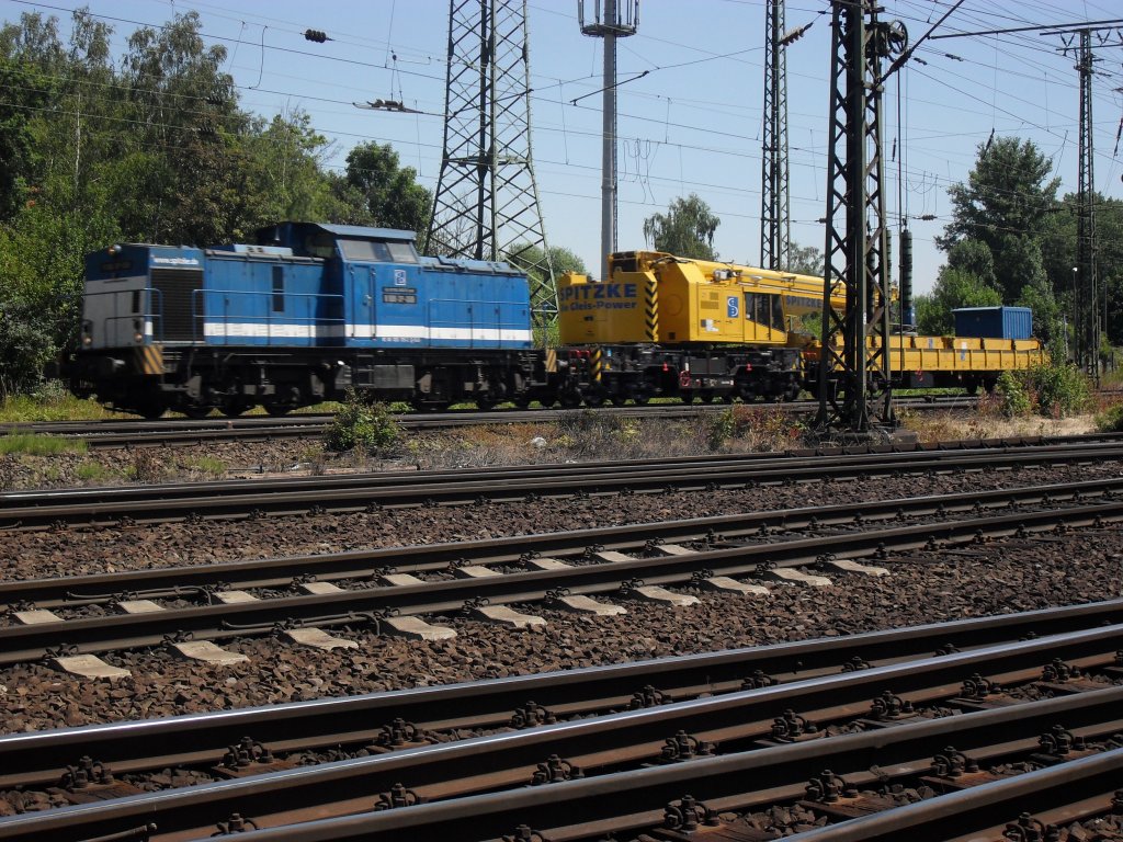 Ein Baukran gezogen von einer Blauen V100 in K�ln Gremberg