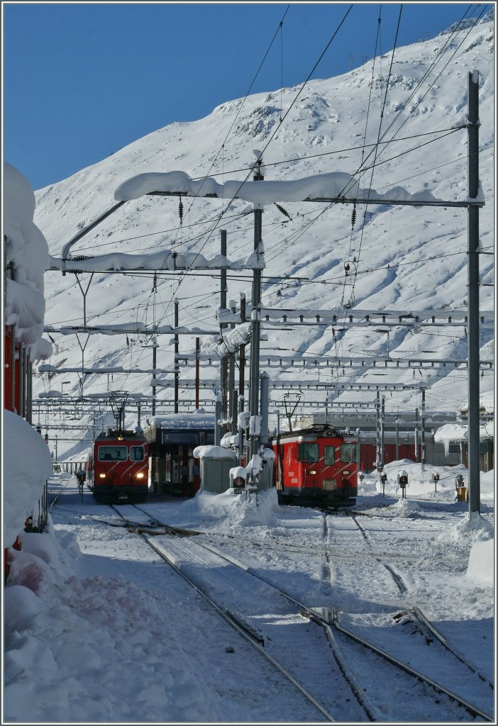Ein Blick in den verschneiten Bahnhof Andermatt mit den Regionazen nach Disnetis und Gschenen. 
12.12.12 