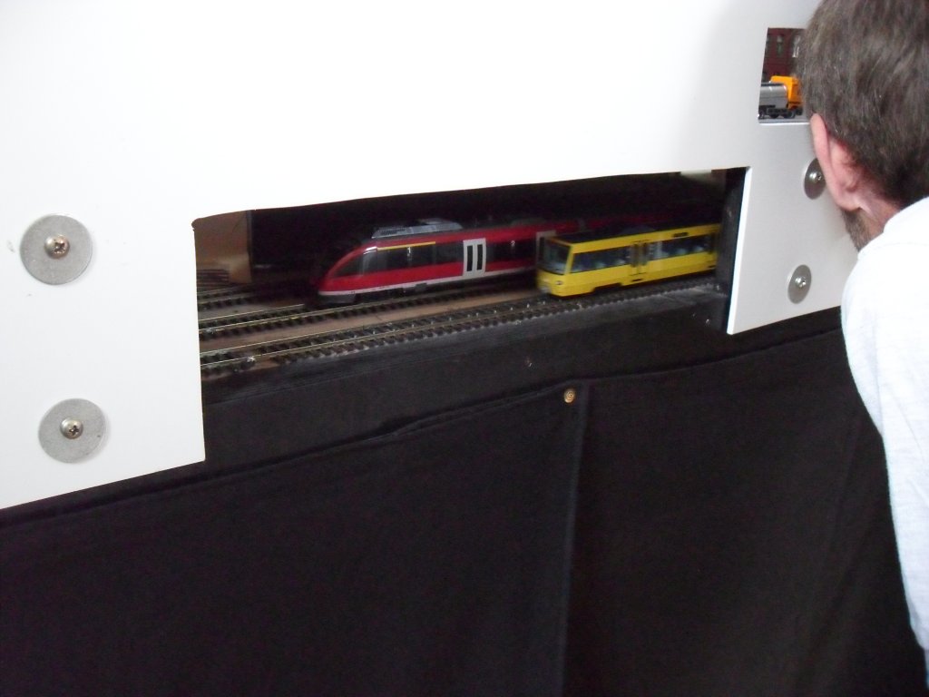 Ein H0 Talent und eine H0 Strassenbahn in Witterschlick am 6.6.10