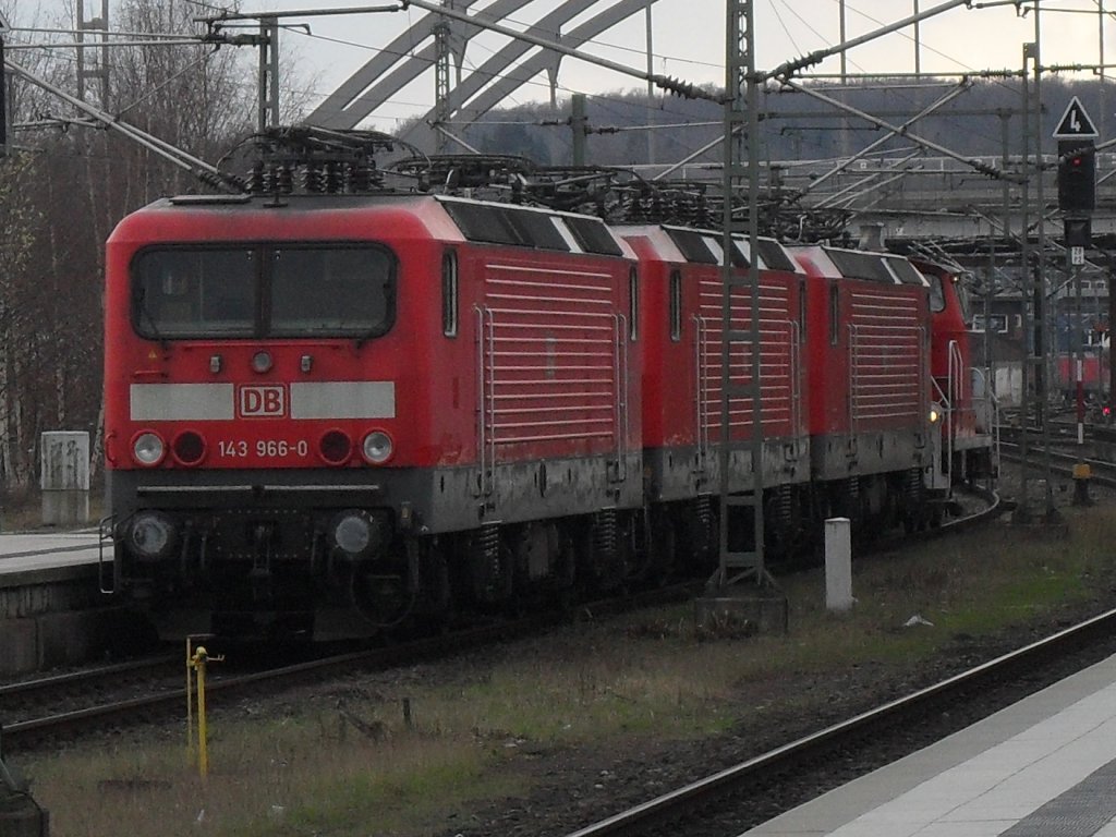 Ein Lokzug bestehend aus Br 143