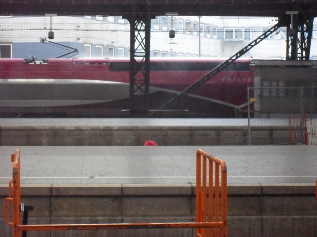 Ein TGV Thalys mittendrin im Hradcore Regen am 3.6.10 im K�lner Hbf