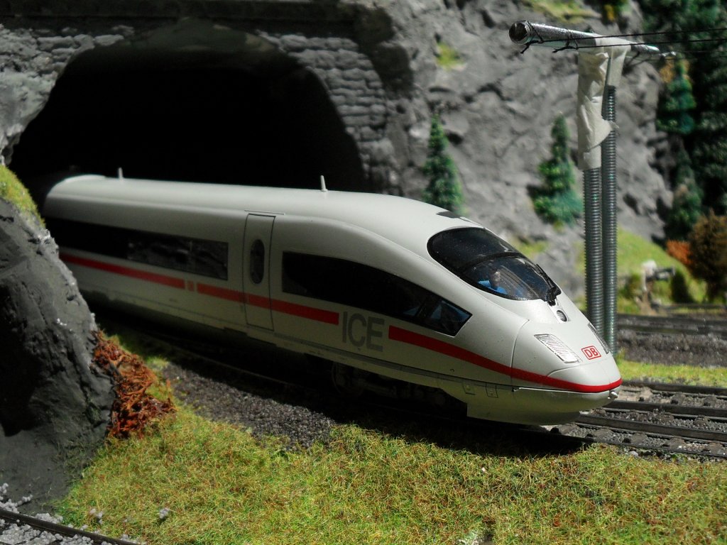 Eine ICE 403 Garnitur verl�sst einen Tunnel auf meiner Modellbahnanlage.
