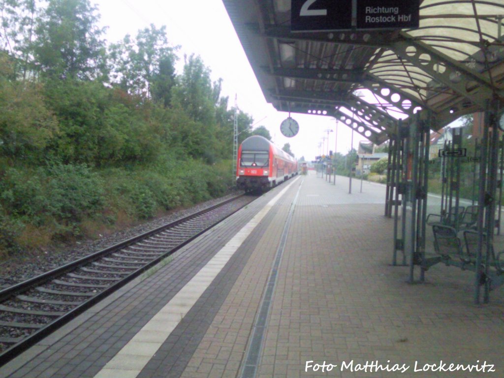 Einfahrt BR 143 mit Dostos (S-Bahn Rostock) als S1 mit Ziel Rostock Hbf in den Bahnhof Rostock - Parkstrae am 11.9.12