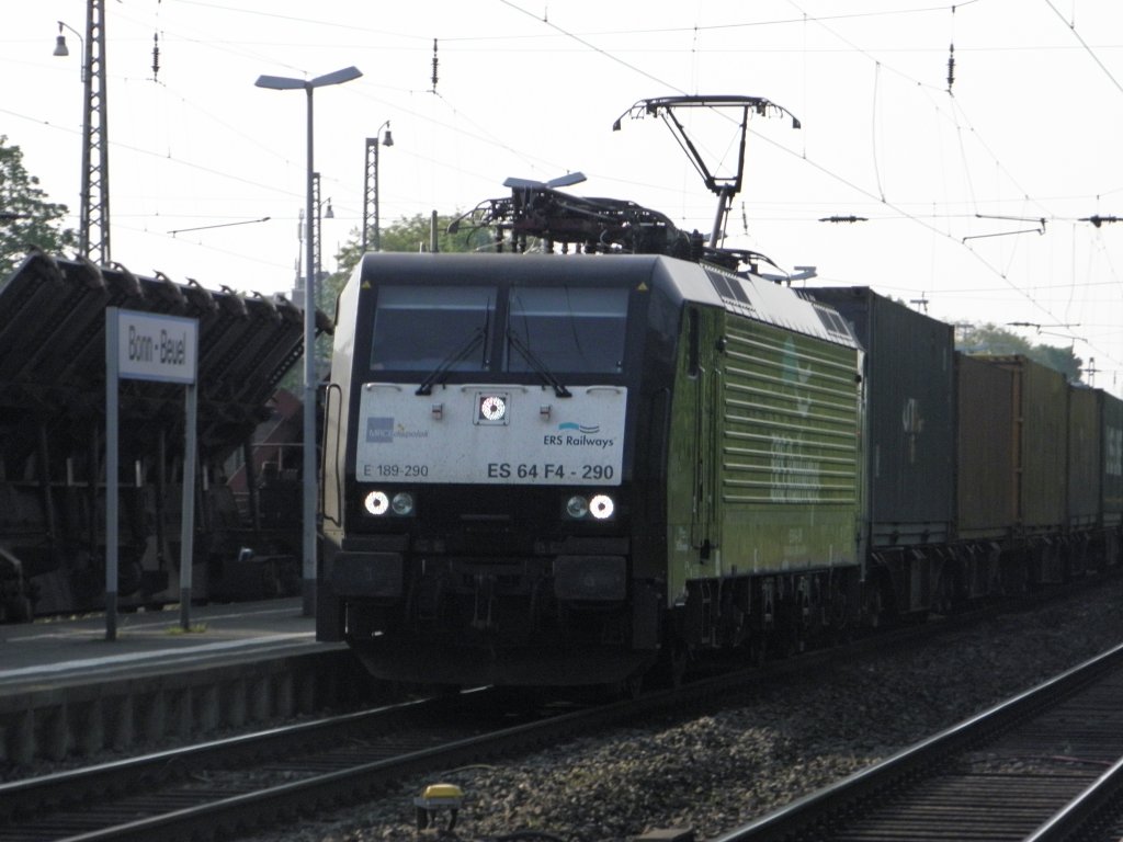 ERS ES 64 U4-290 mit einem Containerzug in Beuel am 30.4.2011