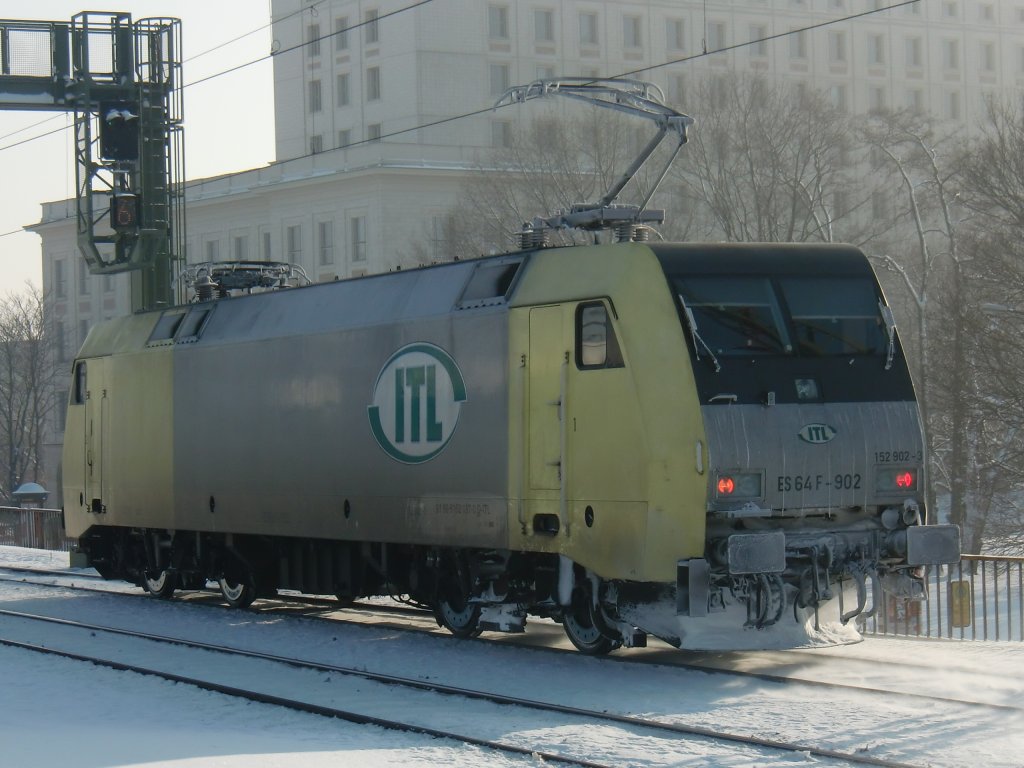 ES 64 F-902 der ITL am 30.12.10. im Dresdener Hbf.
