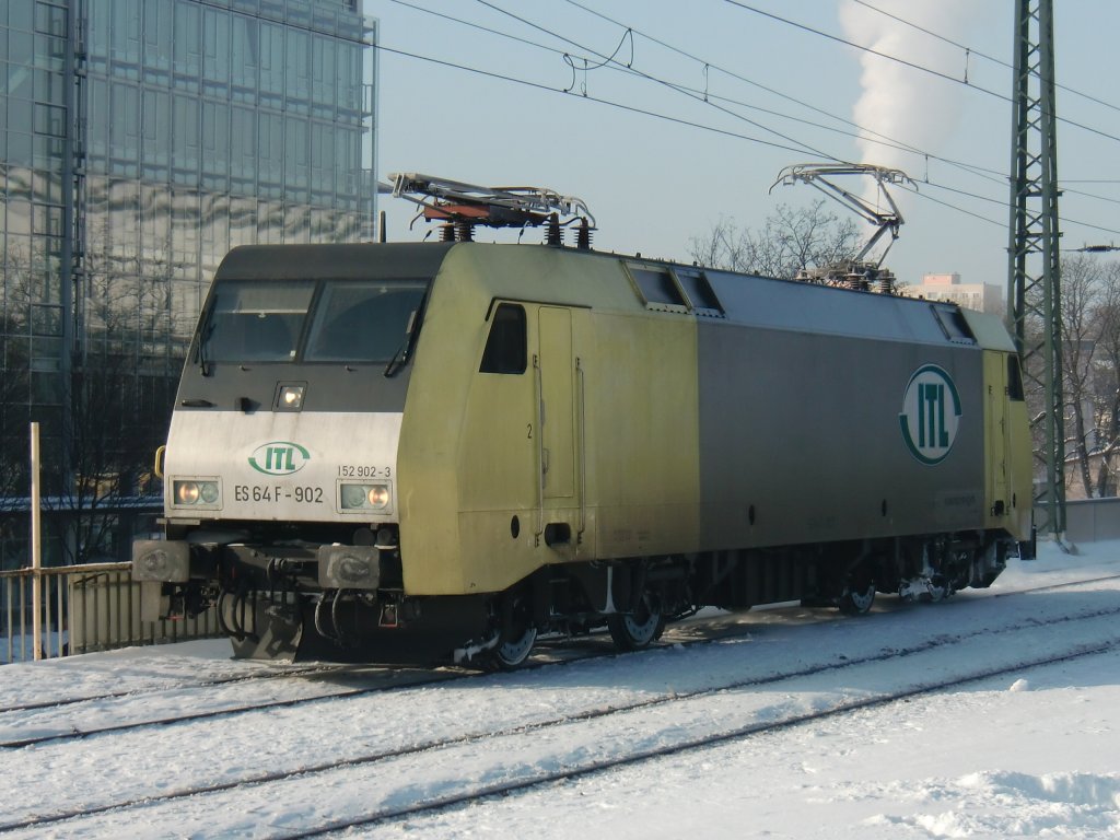 ES 64 F-902 der ITL am 30.12.10. im Dresdener Hbf.