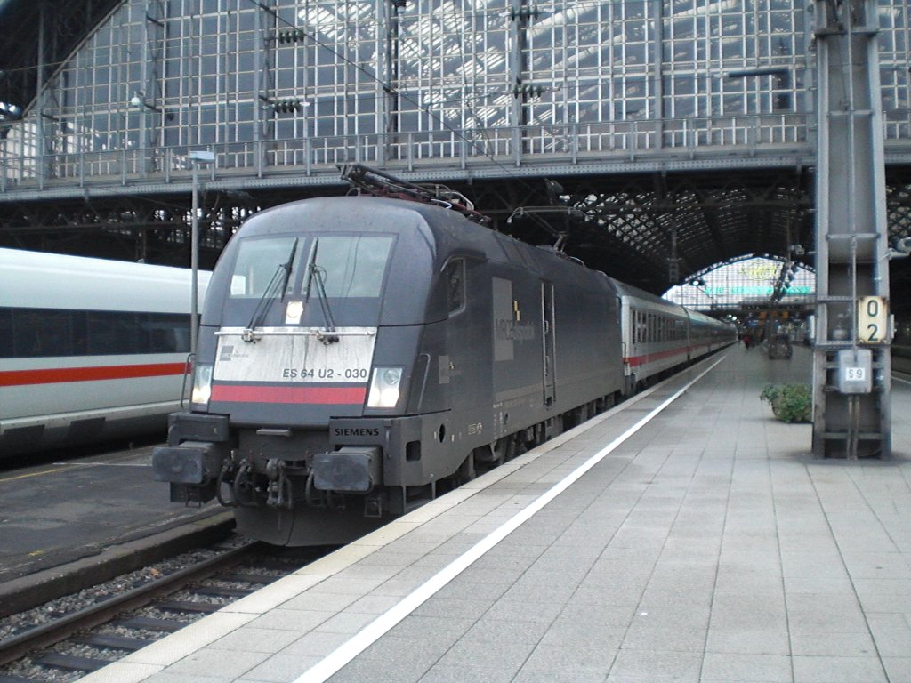 ES 64 U2-030 bei der Abfahrt mit dem IC in K�ln Hbf am 7.11.2010.