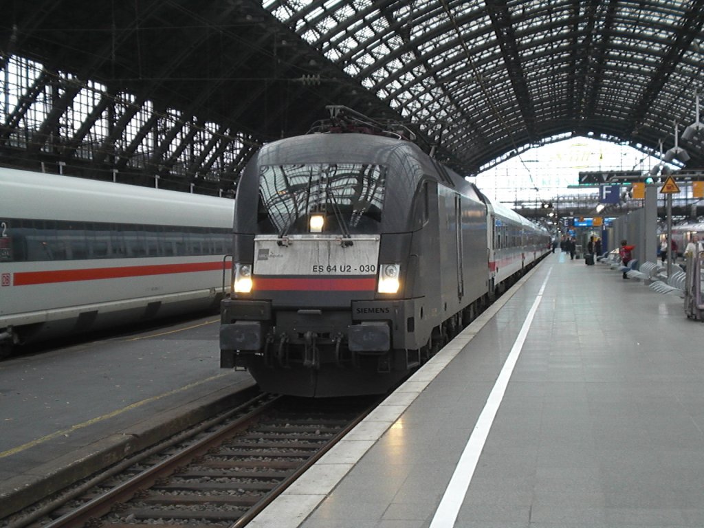 ES 64 U2-030 vor dem IC in K�ln Hbf am 7.11.2010.