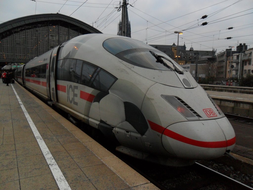 Fussball ICE 3  Montabauer  im K�lner Hbf am 28.11.10
