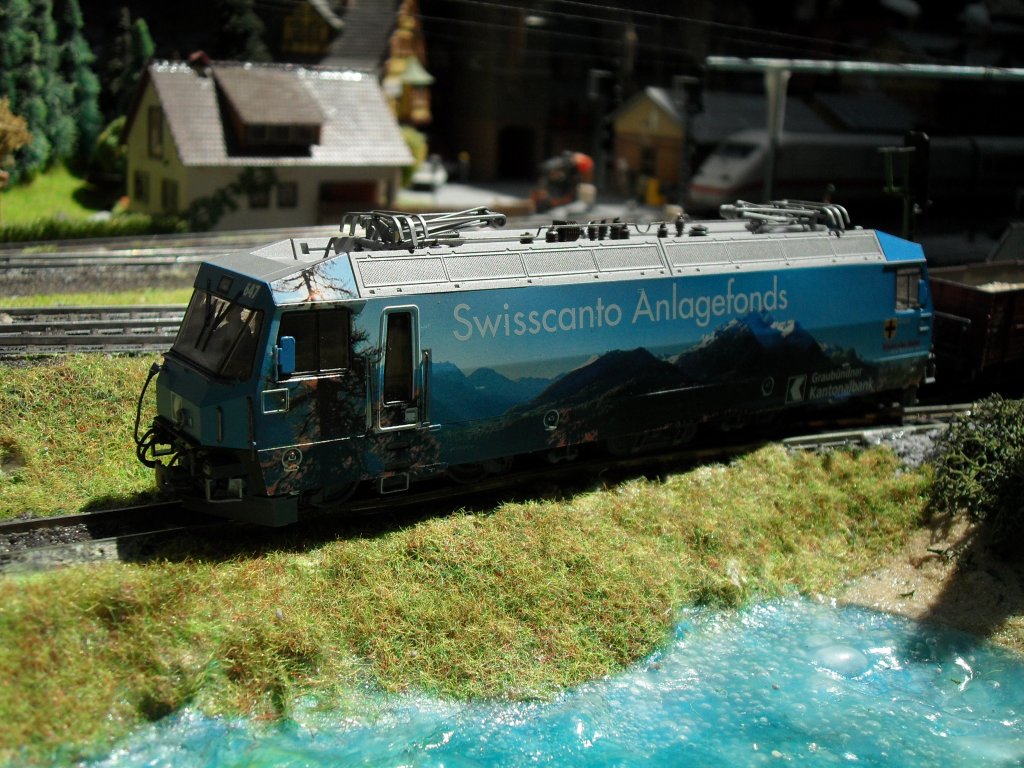 Ge 4/4 III 647 Gr�sch auf meiner Modellbahnanlage kurz hinter dem Bahnhof.