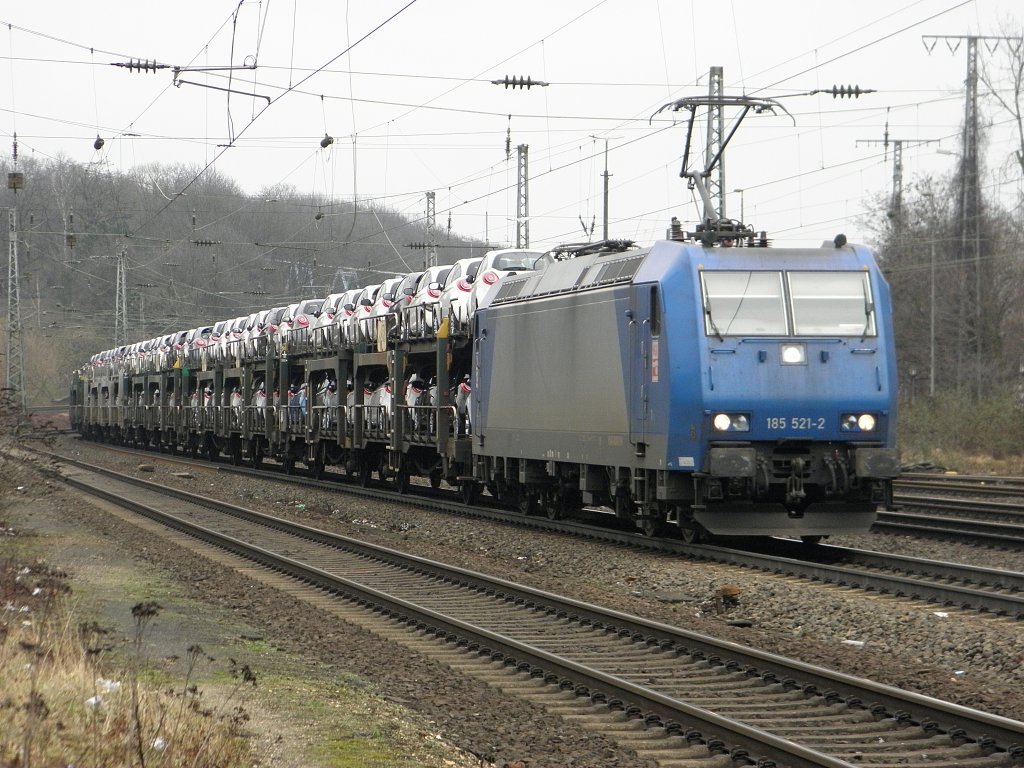 HGK 185 521-2 mit einem Ford Autuzug in K�ln West am 12.2.2011