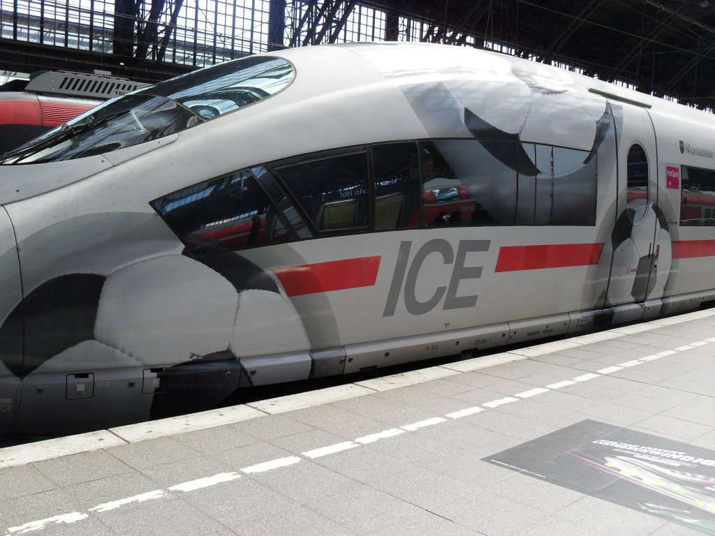 Hier sieht man einen Werbe ICE im K�lner Hbf am 4.6.10