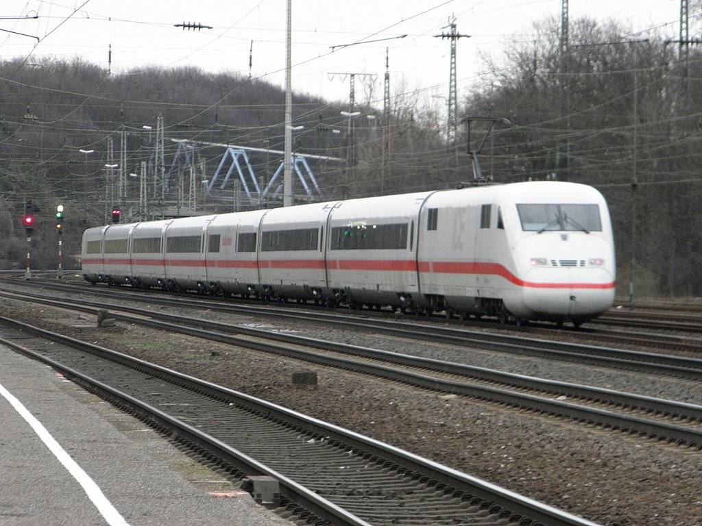 ICE 2 (402 007) auf dem G�tergleis richtung K�ln Bbf in K�ln West am 15.1.11