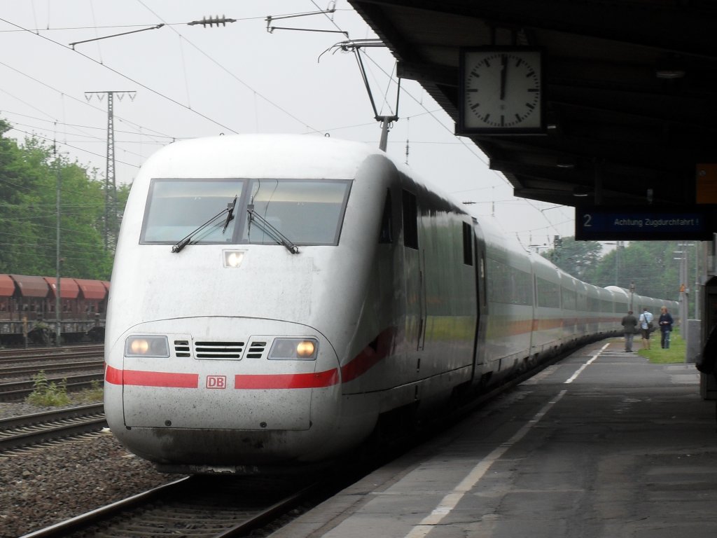 ICE 2 bei der durchfahrt durch den Bahnhof K�ln West