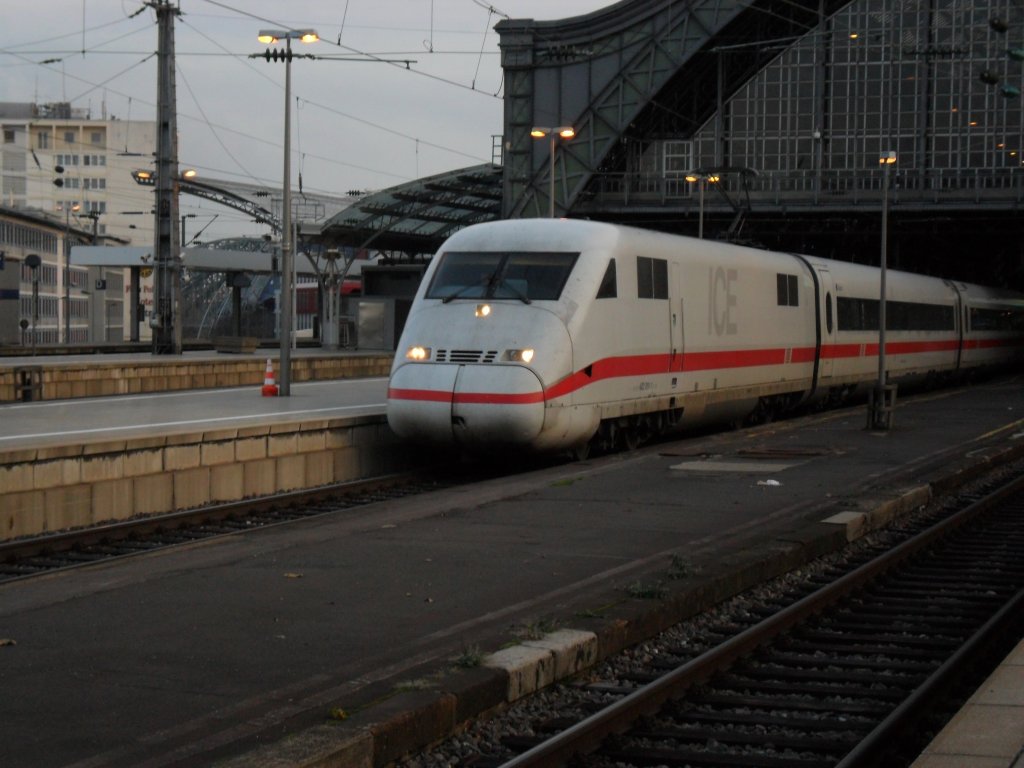 ICE 2 richtung Bonn bei der ausfahrt aus dem K�lner Hbf am 20.11.10